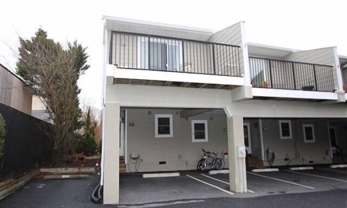 Country Club Estates House | Pet friendly town home, located in the center of Rehoboth.