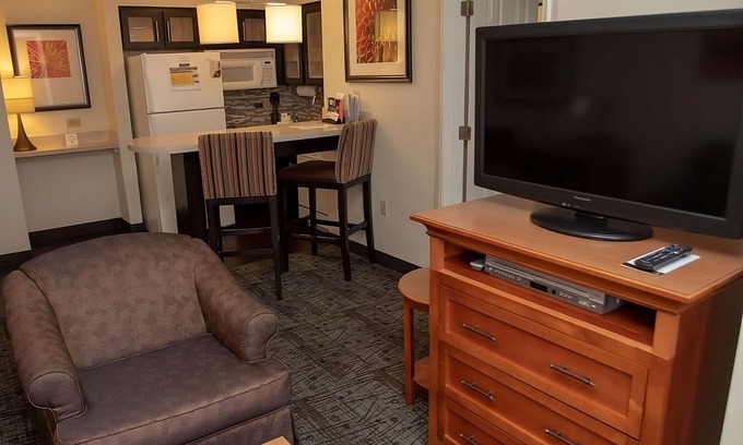 Vance Jackson Apartment | Pet-friendly Unit with Free Breakfast! Within 8 miles of the River Walk! Pool!