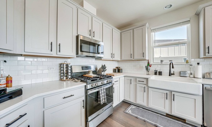 Warrenville House | Pet-Friendly Warrenville Townhome w/Gas Grill!