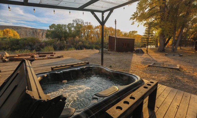 Dubois Cabin | Pet-Friendly Wind River Deluxe Queen w/Mountain View, Hot tub & Parking