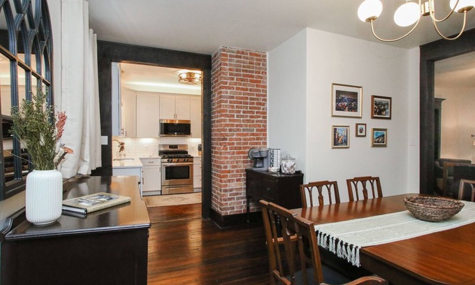 Pittsburgh House | PGH City Home - Lovely 3 BR, 1.5 BA, Sleeps 7+ w/Ultra Suited Location
