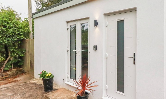 Truro Cottage | PHEASANT VIEW, pet friendly, with a garden in Carnon Downs