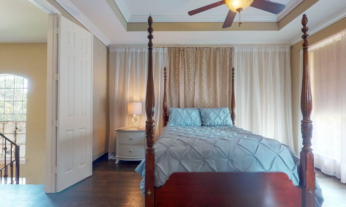 Houston House | PICK ME! Lots of beds! Galleria area 3-Story Patio Home! You’ll LUV it!