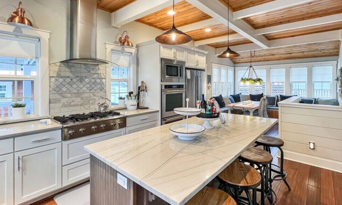 Coeur d'Alene House | Picket Fences- The Ultimate CDA Escape -Walkable Location w/Cozy Decor & Outdoor Dining!