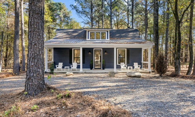 Broken Bow House | Pickleball, Pool, Splash Fountain ,Clubhouse , Walking Trails , Basketball