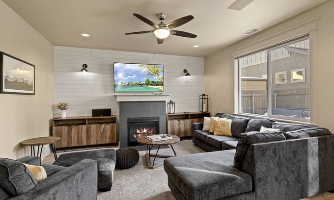 Flagstaff House | Pico in the Pines, pet friendly and cozy fireplace