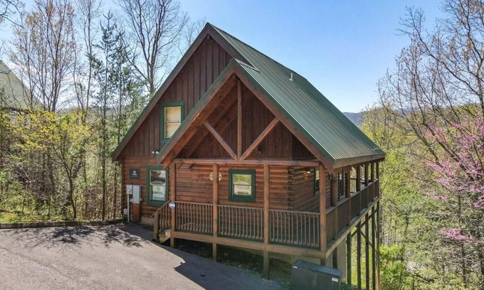 Gatlinburg - Pigeon Forge Cabin | Picture Yourself in Paradise Amazing resort location close to all action Hot Tub