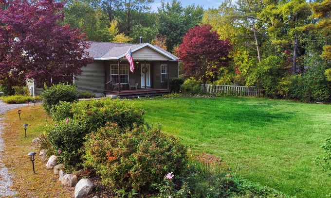 Silver Bay House | Picturesque Family Getaway: Close to Beach ~ Yard!