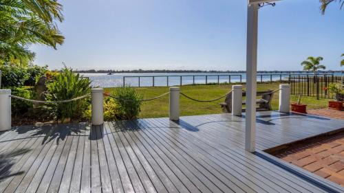 Sandstone Point House | Picturesque Water Views
