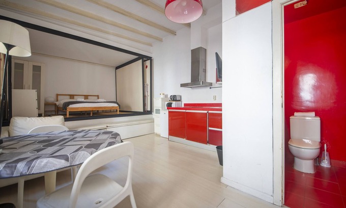Barceloneta Apartment | Pied-à-terre in central Barcelona 100m from beach.