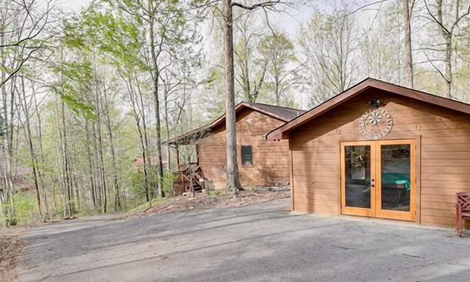 Wears Valley Cabin | Pigeon Forge - Lumber Jack Lodge - 2 Bedrooms - Sleeps 8