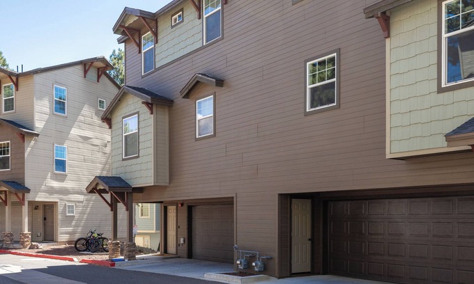 Flagstaff House | Pikes Peak Retreat - A Cozy 4-bedroom Townhome in Flagstaff