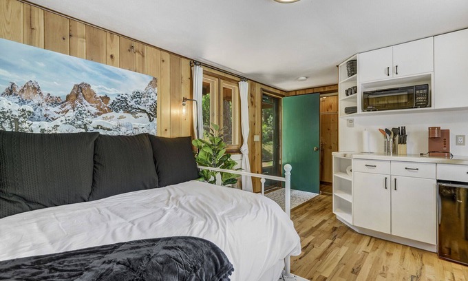Cascade Apartment | Pikes Peak Stone Cottage | Hot Tub & Game Room