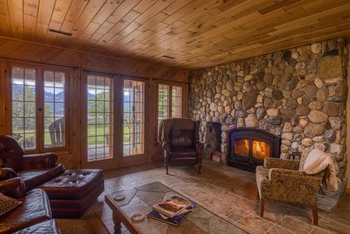 East Kootenay House | Pine Ridge, Log Home with Lake View and Backyard