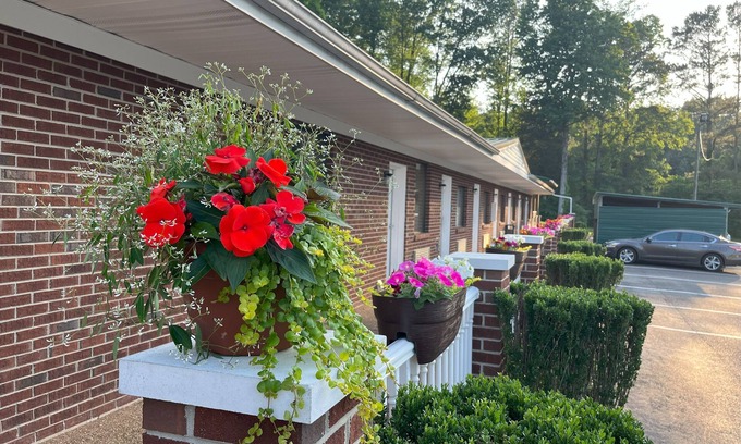 Parsons Hotel | Pine Tree Inn