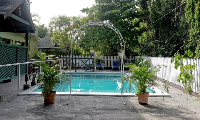 Ocho Rios Hotel | Pineapple Suites