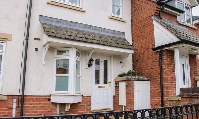 Shrewsbury House | PIPPIN'S PLACE, pet friendly, with a garden in Shrewsbury