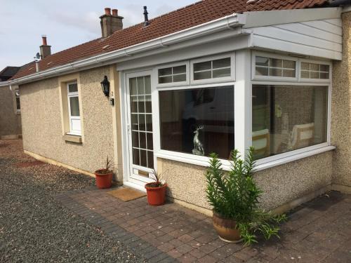 Airdrie House | Pippin, Tranquil Scottish Cottage with Hot Tub