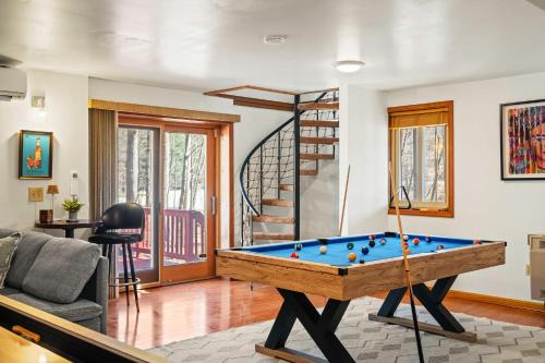East Stroudsburg House | Pirate-Themed Lakefront Home w Kayaks Game Room Views Hidden Treasure Hunt