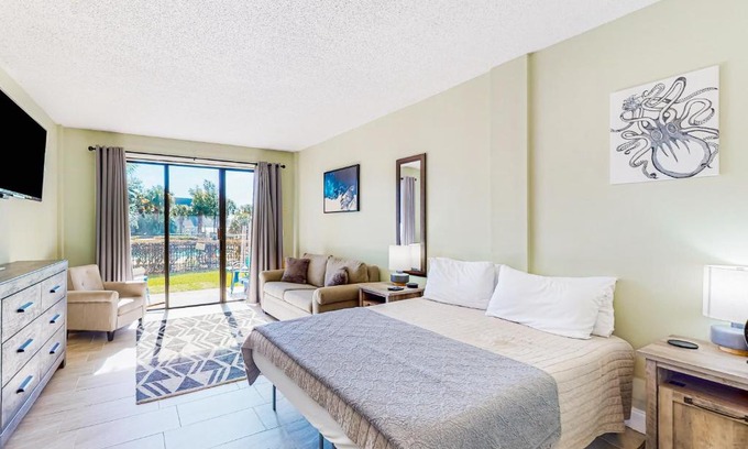 Fort Walton Beach Hotel | Pirates Bay B109