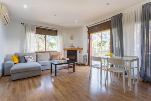 Castelldefels Apartment | Piscina, parking y relax!