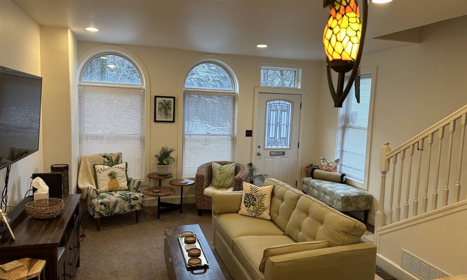 South Side Flats House | Pittsburgh’s Tropicana with outdoor year round hot tub. Fantastic location!