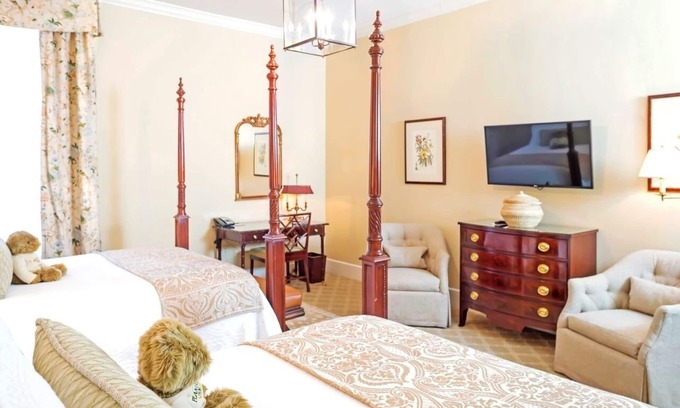 Charleston Historic District Hotel | Planter Inn’s Deluxe Dream: Double Queen Rooms, 2 Rooms, Picturesque Area