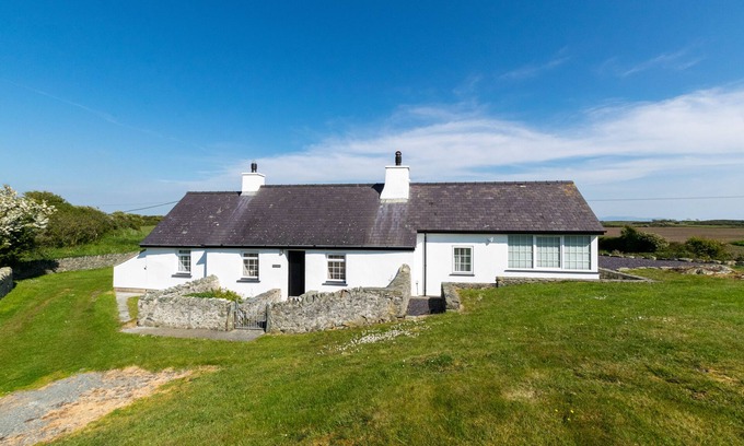 Caergeiliog House | Plas Bach - Three Bedroom House, Sleeps 5