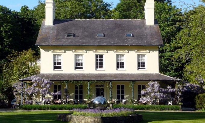 Efailnewydd House | Plas Efailnewydd