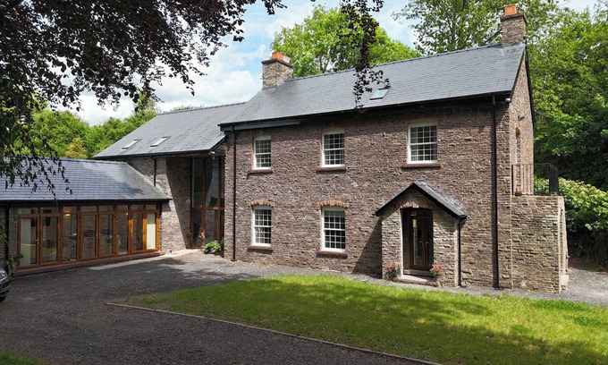 Crickhowell House | PLAS GLYNDWR, family friendly, with a garden in Crickhowell