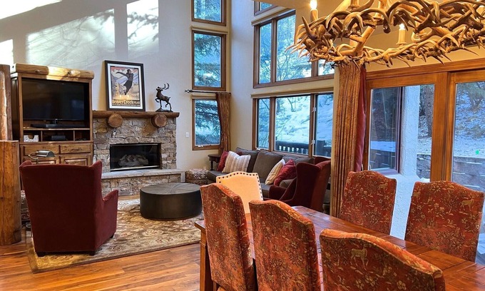 Edwards House | Platinum Rated Luxury Home-Easy Walk to Lift!