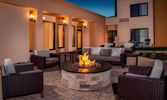Newark Hotel | Play tennis at Elkton Indoor Tennis! Comfortable Unit with FREE Parking! Pool!