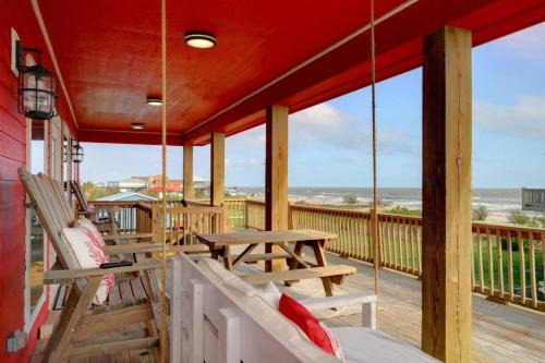Port Bolivar House | Playscape and Steps To The Beach
