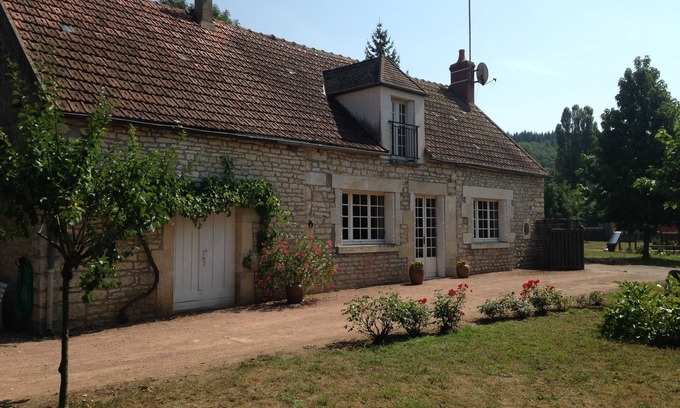 Armes House | Pleasant house with calm on large garden located at 100m of Yonne river