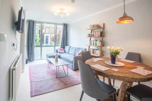 Shepherd's Bush Apartment | Please only book through Airbnb
