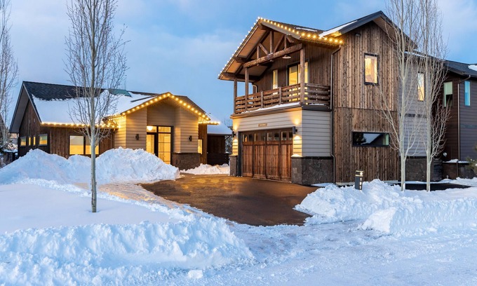 Bend House | Plush beds ~ heated resort pool ~ hot tub ~ Tetherow/Bend/Bachelor ~ wifi ~ 🐶