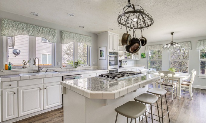 Sandy Apartment | PNW Getaway w/ Pool Access Near Skiing & Hiking!