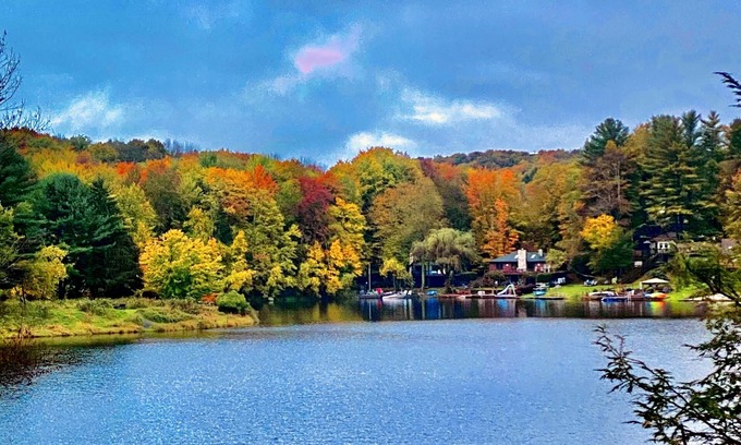 Hamlin Ski Chalet | Pocono Lakefront Chalet Rental: Lake VibeZ with Private Dock & Ski Hill Access