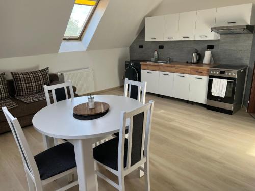 Zlonice Apartment | Podkrovní apartmán se společným bazénem