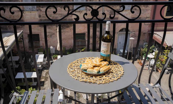 Moneglia House | POLPO ROOM With Private Bath City Centre| PVT PARK