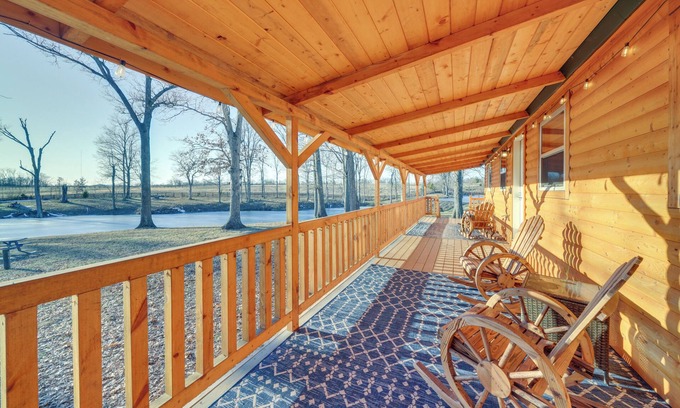 La Grange Cabin | Pond-View Cabin Near Louisville on Racehorse Farm!