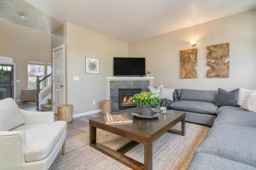 Mountain View House | Ponderosa Pines by AvantStay Gorgeous Deck 10 mins from Central Bend Family Friendly