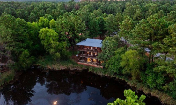 Broken Bow Cabin | Pondfront | Centrally Located | Hot Tub | 3 Story