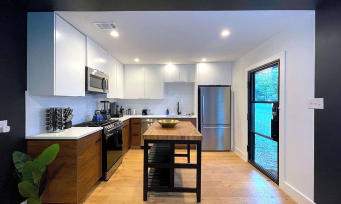MLK House | Pool & Hot Tub + Lawn Games - 6min drive to 6th St