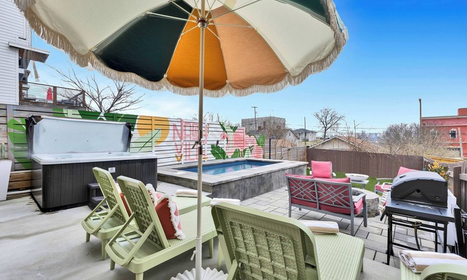 Talbot's Corner House | Pool & Hot Tub Oasis ★ Fire Pit & Grill ★ Rooftop ★ Mins to Broadway & Downtown!