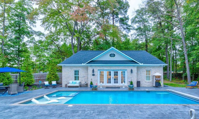 Richmond House | Pool house