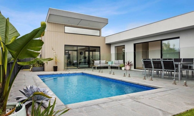 Torquay House | Poolside Haven: Relax by the Beach
