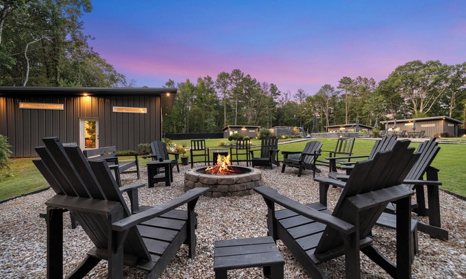 Royal Cabin | Poolside Paradise for Grown-Ups – Hot Tub, Fire Pit, and Chill Vibes- Home 3