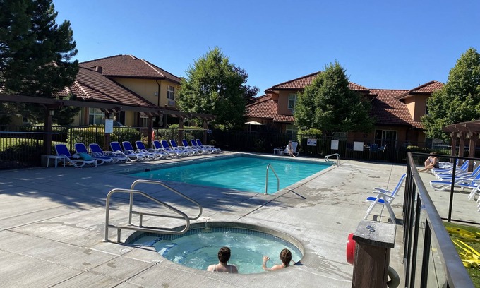 Okanagan-Similkameen House | Poolside Townhome Steps from Lake, Pool, and Hot Tub