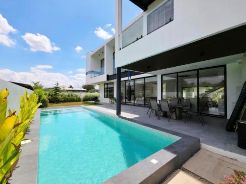 San Phi Suea Villa | Poon Pool villa near Ruamchok Boxing private pool etc